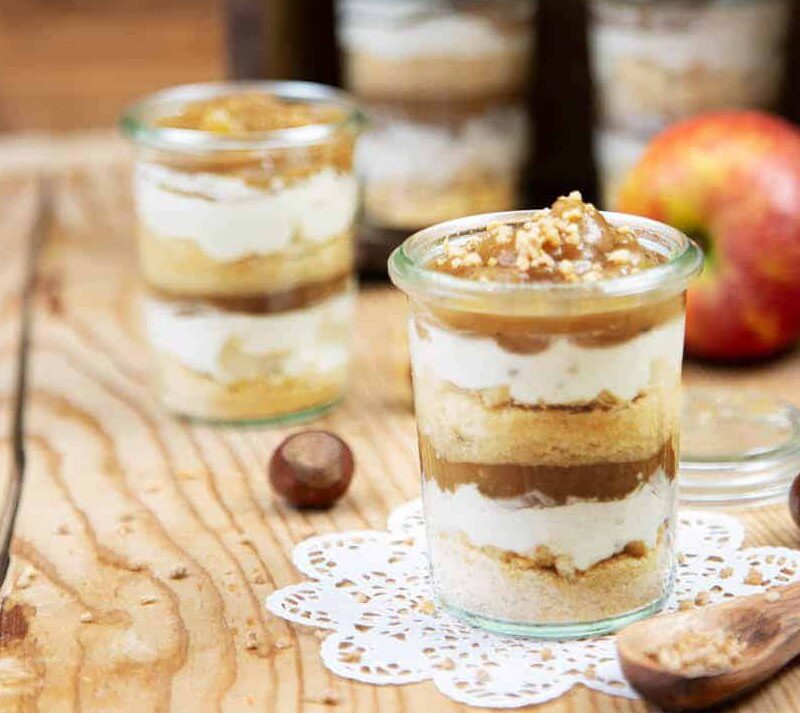 Apfel-Tiramisu Arbeitszeit 40 Min.Garzeit 30 Min. 8 WECK-Sturzgläser à 160 ml