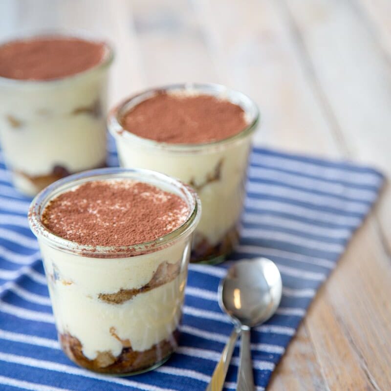 Bieramisu Arbeitszeit 45 Min.Koch-/Backzeit 5 Min.Kühlzeit 2 Std. Gesamtzeit 2 Std. 50 Min. 1 Wasserbad6 WECK-Sturzgläser à 290 mletwas Kakaopulver