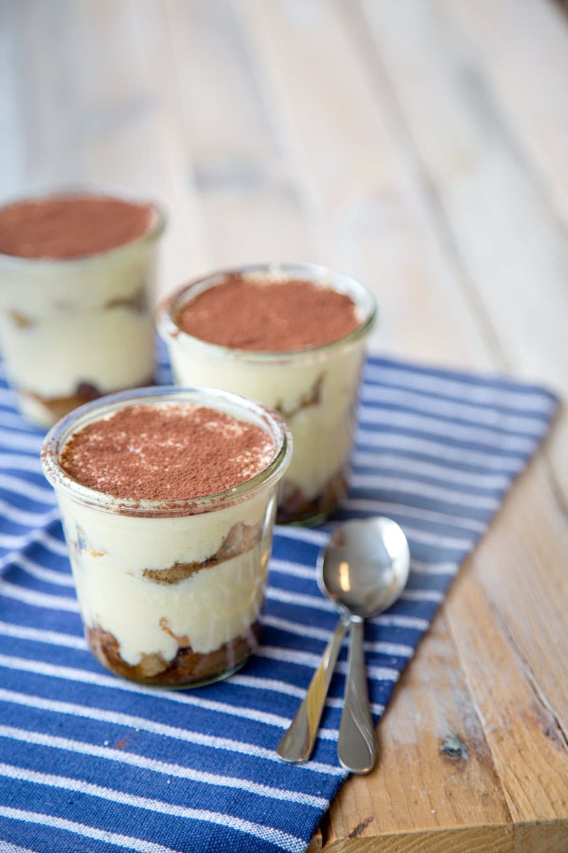 Bieramisu Arbeitszeit 45 Min.Koch-/Backzeit 5 Min.Kühlzeit 2 Std. Gesamtzeit 2 Std. 50 Min. 1 Wasserbad6 WECK-Sturzgläser à 290 mletwas Kakaopulver