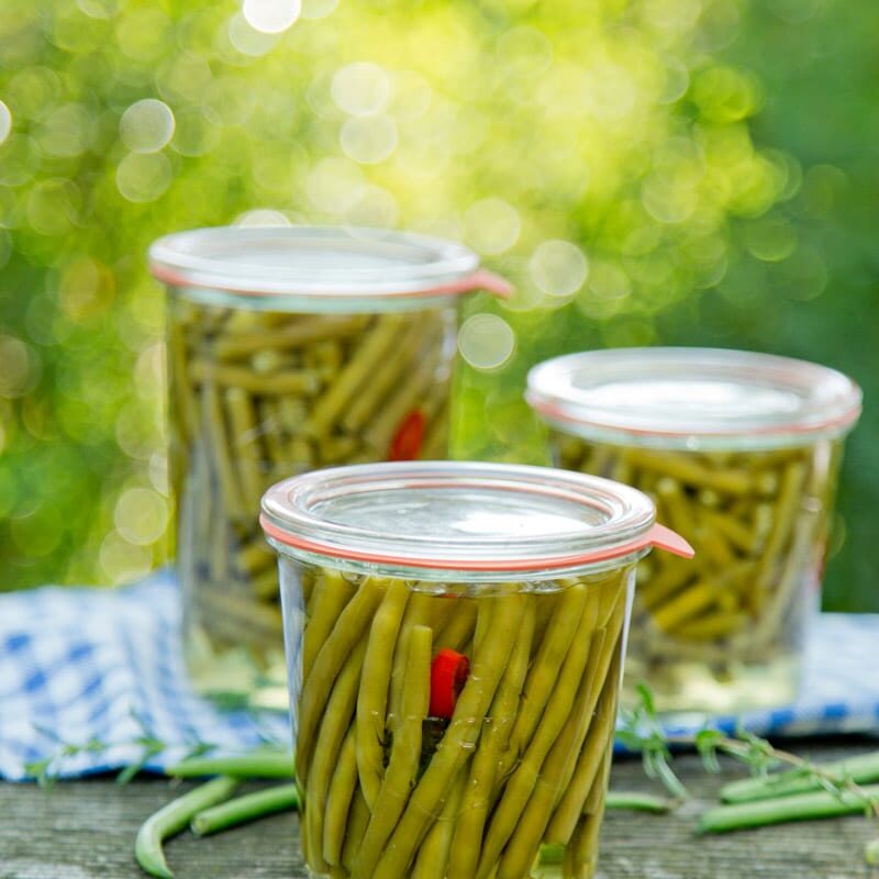 Bohnen eingekocht Arbeitszeit 15 Min.Einkochzeit 2 Std. Gesamtzeit 2 Std. 15 Min. 4 WECK-Sturzgläser à 580 ml mit Einkochringen, Glasdeckeln und Einweck-Klammern