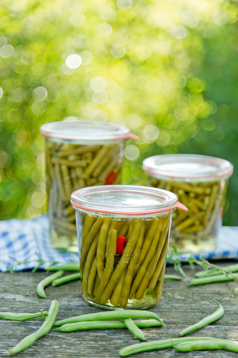 Bohnen eingekocht Arbeitszeit 15 Min.Einkochzeit 2 Std. Gesamtzeit 2 Std. 15 Min. 4 WECK-Sturzgläser à 580 ml mit Einkochringen, Glasdeckeln und Einweck-Klammern