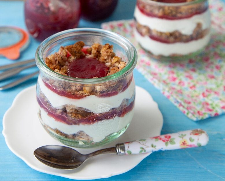 Granatapfel-Nusskuchen-Schichtdessert