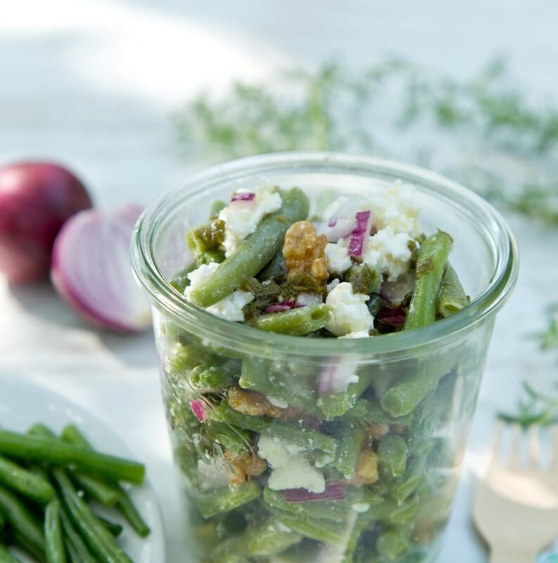 Grüner Bohnensalat mit Walnüssen & Feta Arbeitszeit 20 Min.Koch-/Backzeit 5 Min.Ziehzeit 1 Std.Gesamtzeit 1 Std. 25 Min.