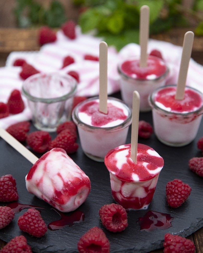 Himbeer-Joghurt-Eis Arbeitszeit 40 Min.Gefrierzeit: 6 Std. Gesamtzeit 6 Std. 40 Min. Eisformen mit 80-100 ml Inhalt (hier: WECK-Gugelhupfglas 80 ml)Eisstäbchen aus Holz oder Kunststoff