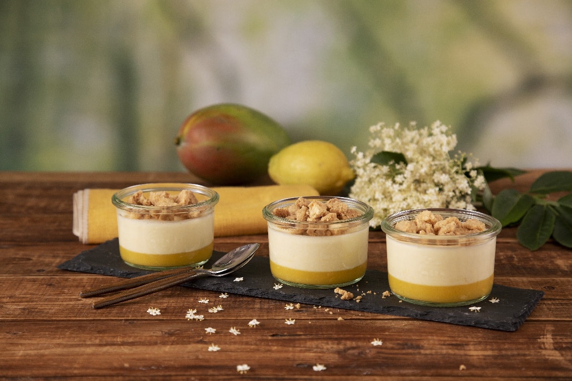 Holunder-Mango-Dessert mit Streuseln