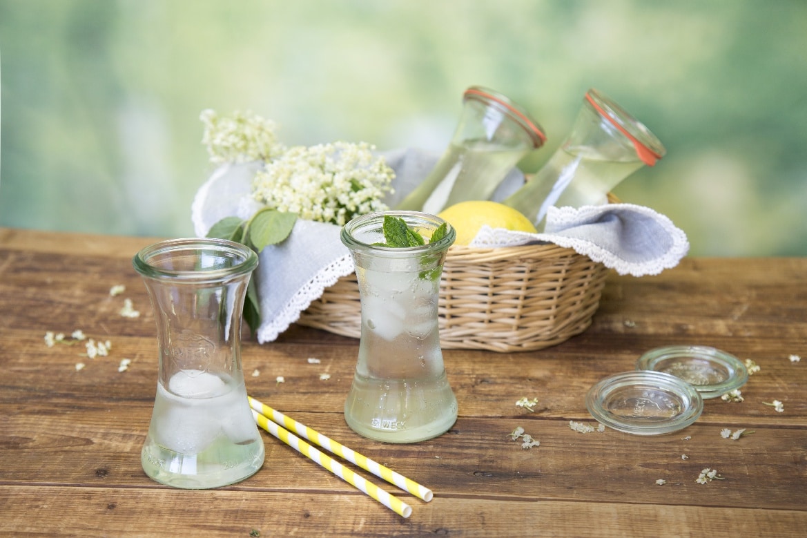 Holunderblüten-Sirup mit Zitrone Arbeitszeit 25 Min.Einkochzeit 30 Min. 18 WECK-Gläser in Delikatessenform à 200 ml Inhalt