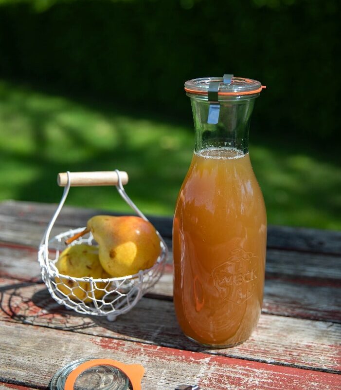 Kernobst-Saft 1 feines Sieb1 Mull-, Leinen oder Passiertuch1 WECK-Saftflasche à 1 l mit Glasdeckel, Gummiring und Klammern