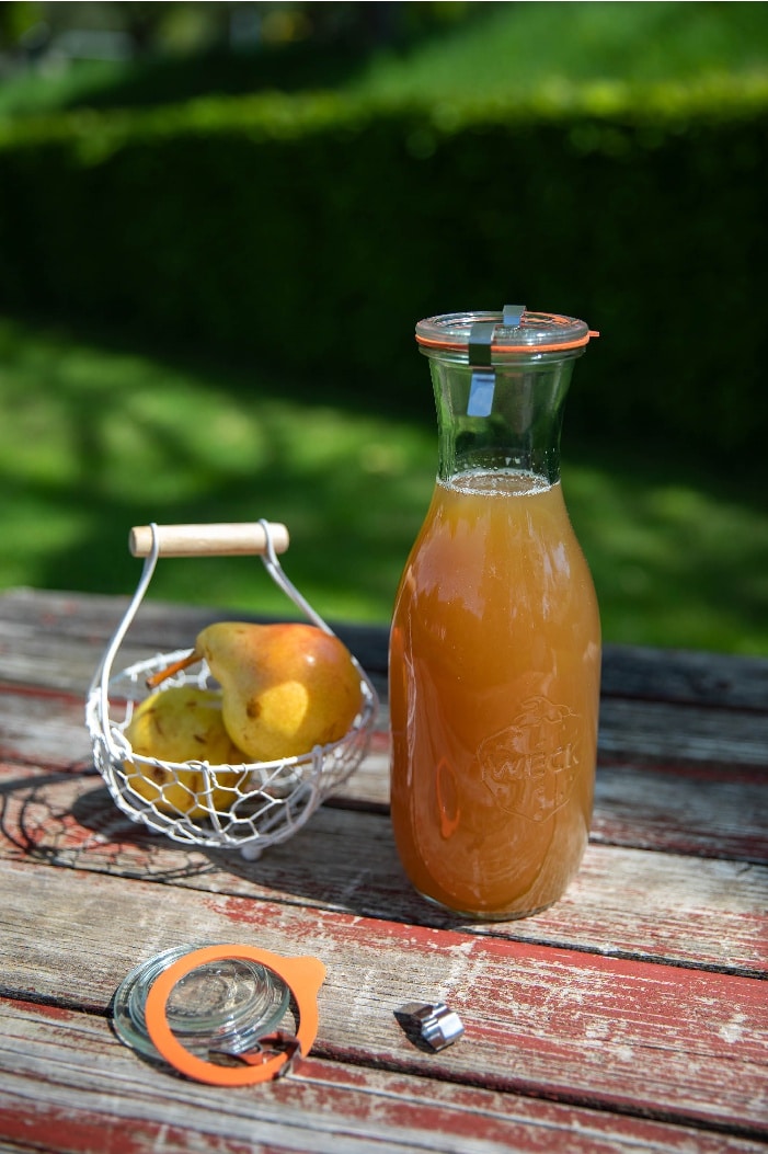 Kernobst-Saft 1 feines Sieb1 Mull-, Leinen oder Passiertuch1 WECK-Saftflasche à 1 l mit Glasdeckel, Gummiring und Klammern