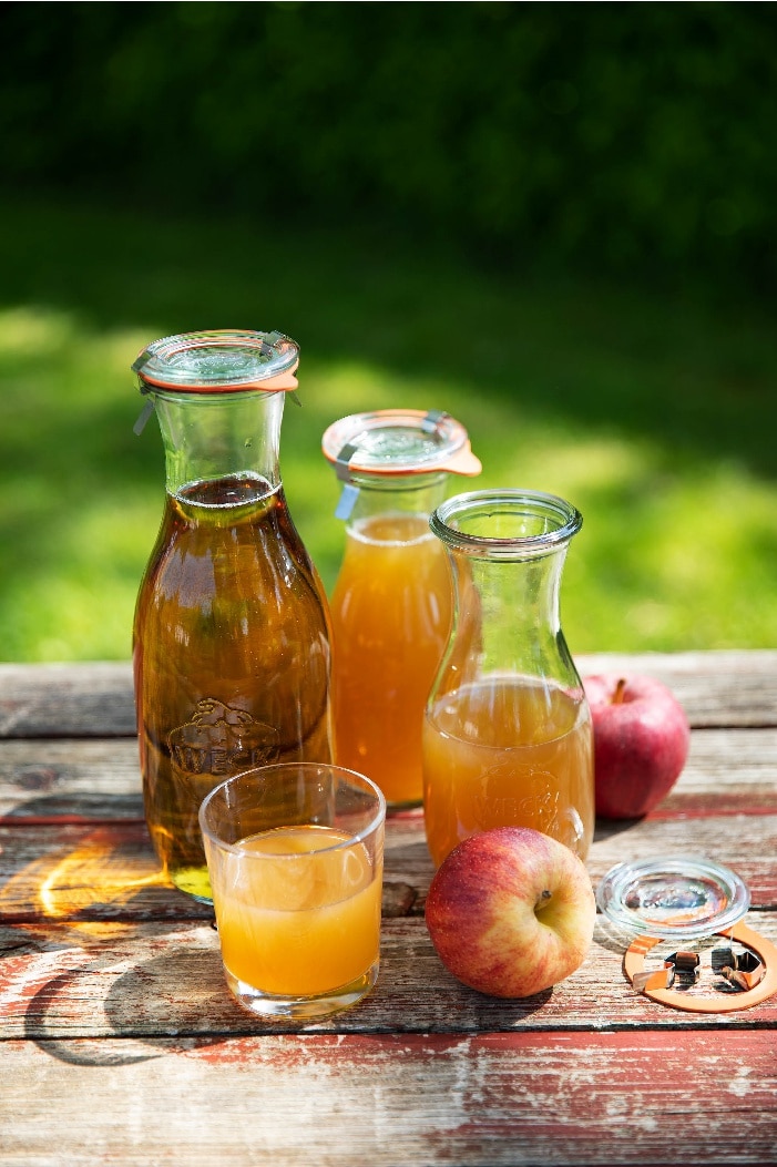 Klarer & Naturtrüber Apfelsaft 1 Einkochtopf mit Entsaftereinsatz,2 - 3 WECK-Saftflaschen à 1 l mit Glasdeckeln, Gummiringen und Klammern,1 Obstpresse,1 Obstmühle,