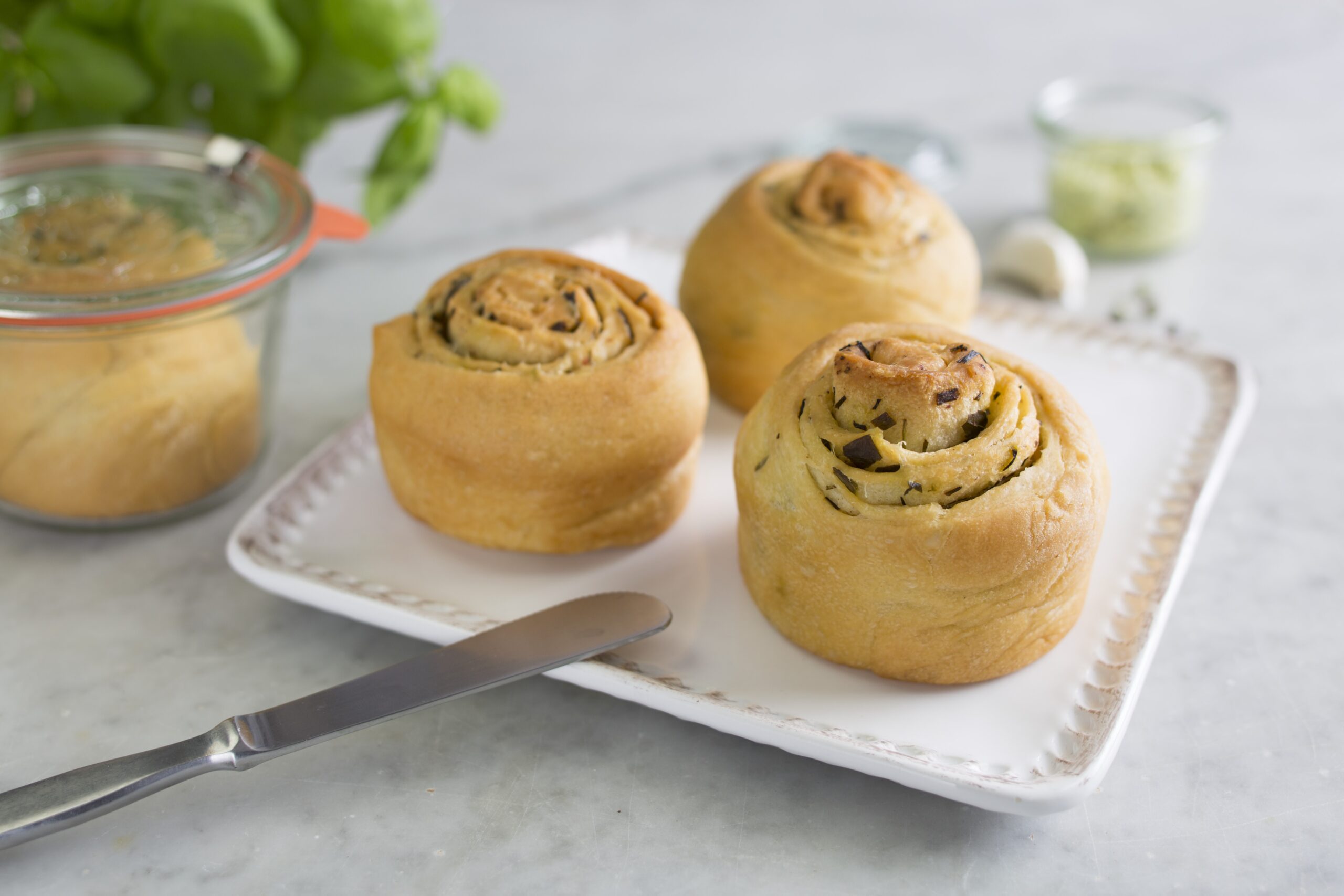 Kräuter-Butter-Schnecken Arbeitszeit 2 Std. 30 Min.Einkochzeit 30 Min. 8 WECK-Gläser in Sturzform à 370 ml Inhalt