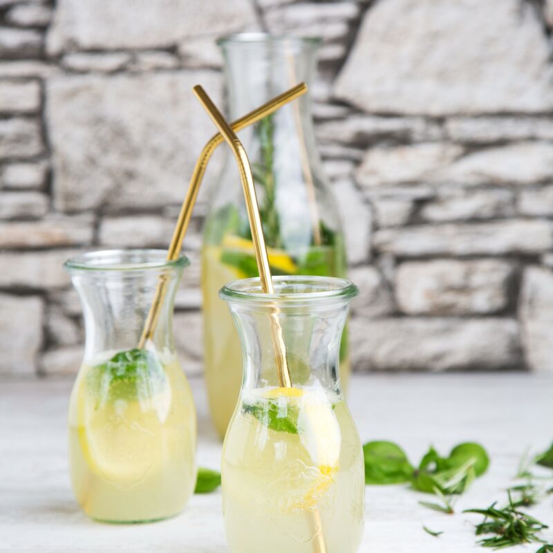 Kräuterlimonade 1 große Flasche und Gläser,z. B. WECK-Saftflaschenzu à 1062 ml und à 290 ml