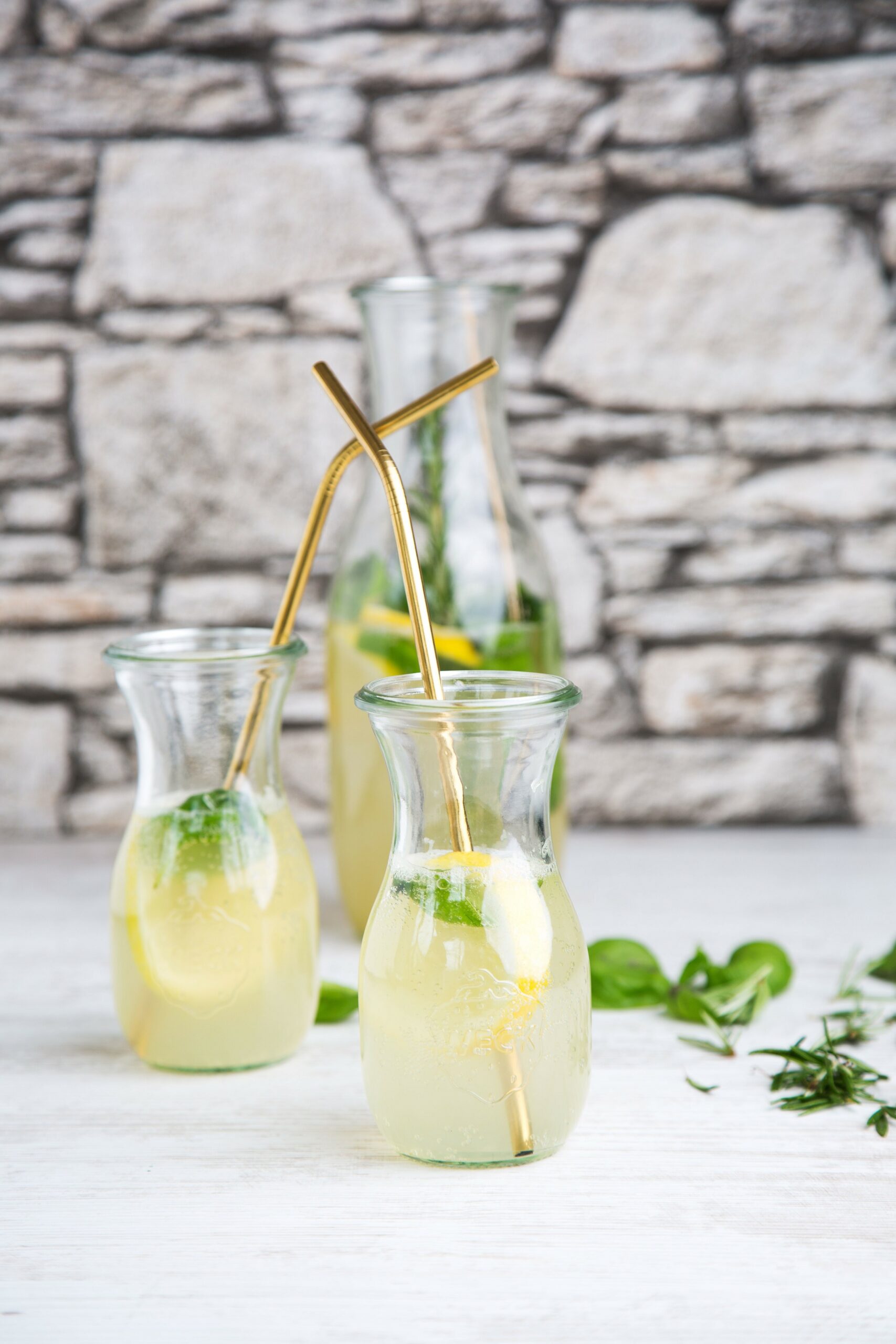 Kräuterlimonade 1 große Flasche und Gläser,z. B. WECK-Saftflaschenzu à 1062 ml und à 290 ml