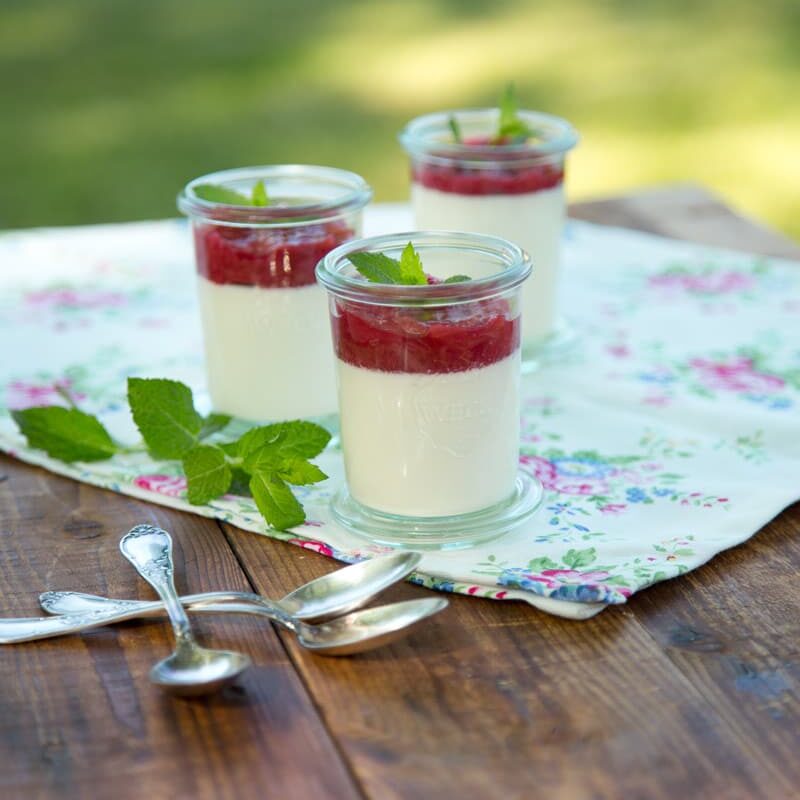 Pannacotta mit Rhabarberkompott Arbeitszeit 10 Min.Koch-/Backzeit 15 Min.Kühlzeit 3 Std. Gesamtzeit 3 Std. 25 Min. 4 WECK-Gläser Sturzform à 160 ml