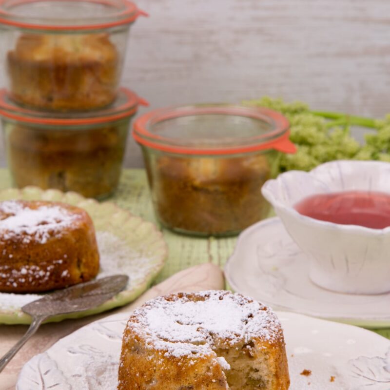 Rhabarber-Kuchen Arbeitszeit 1 minute minKoch-/Backzeit 25 Min.Einkochzeit 30 Min. 8 WECK-Gläser in Sturzform à 370 ml Inhalt