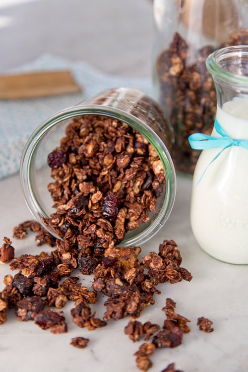 Schokoladen-Nuss-Granola Arbeitszeit 10 Min.Koch-/Backzeit 20 Min.Gesamtzeit 30 Min. Backblech mit Backpapierluftdichte Dose