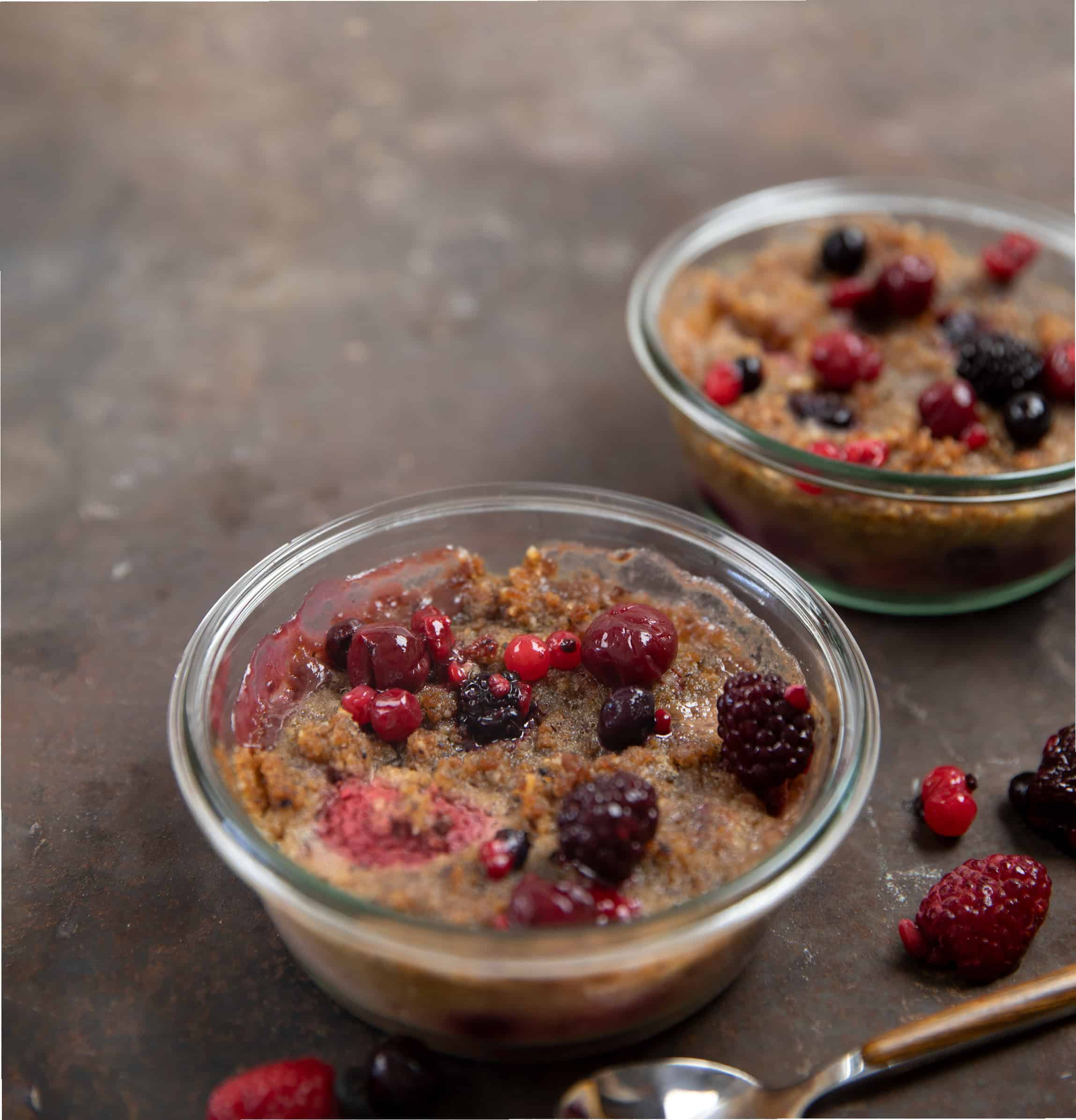 Spekulatius-Crumble mit Beeren Arbeitszeit 15 Min.Backzeit 20 Min.Gesamtzeit 35 Min. 6 WECK-Gourmetgläser á 300 mlButter für die Gläser